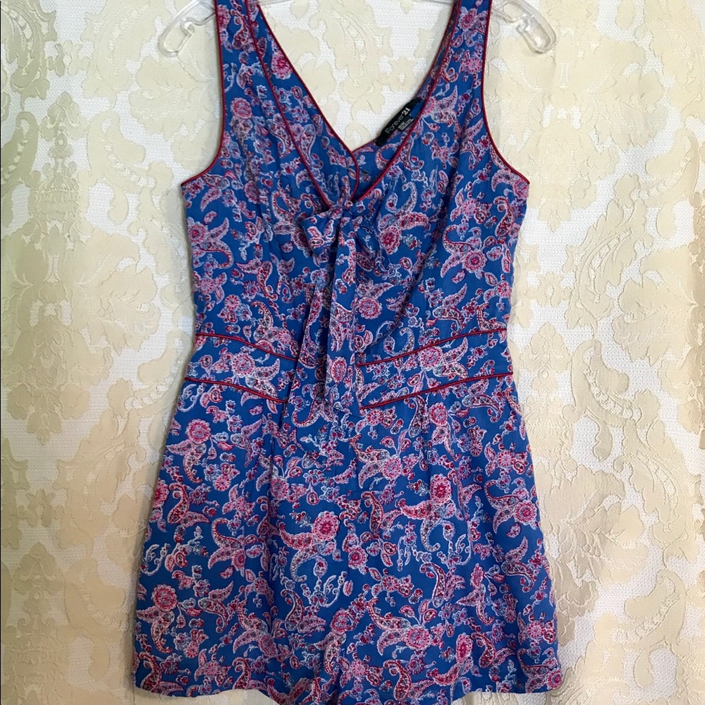 Beautiful romper with front tie bow detail - Picture 2 of 6